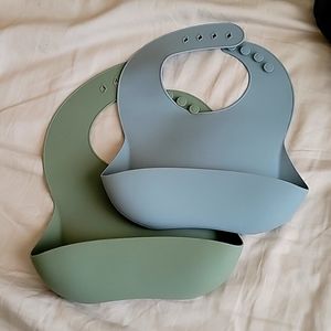 2 blissbury silicone bibs